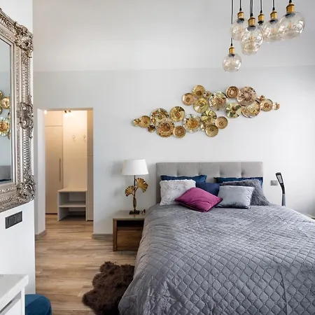 Apartment Art Design King Bed In Old Town Riga